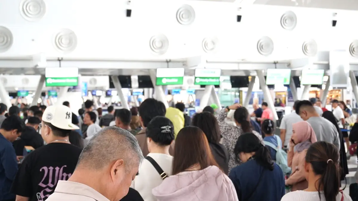 ANTRE: Antrean atau penumpukan calon penumpang di sejumlah loket chek-in yang hendak jadwal ulang penerbangan, di KNO Deliserdang, Minggu (6/9). (Sumut Pos/Dokumen Pribadi)