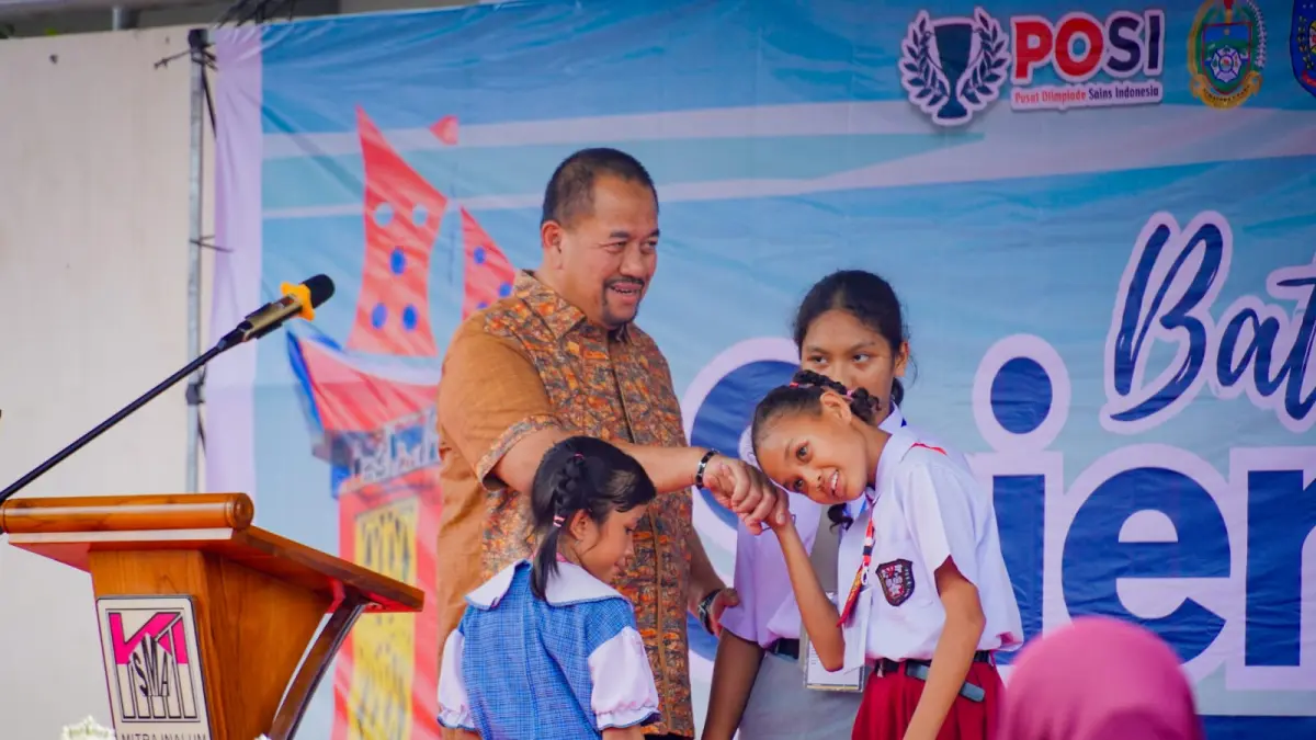 Bupati Batu Bara Dr. H. Baharuddin Siagian, S.H., M.Si., C.L.A., memberikan apresiasi terhadap pelaksanaan Batu Bara Science Olympiad 2026 yang digelar di SMA Mitra Inalum, Kabupaten Batu Bara, Kecamatan Sei Suka, Sabtu (5/9/2026). (Foto Komimfo Batubara/Sumut Pos)