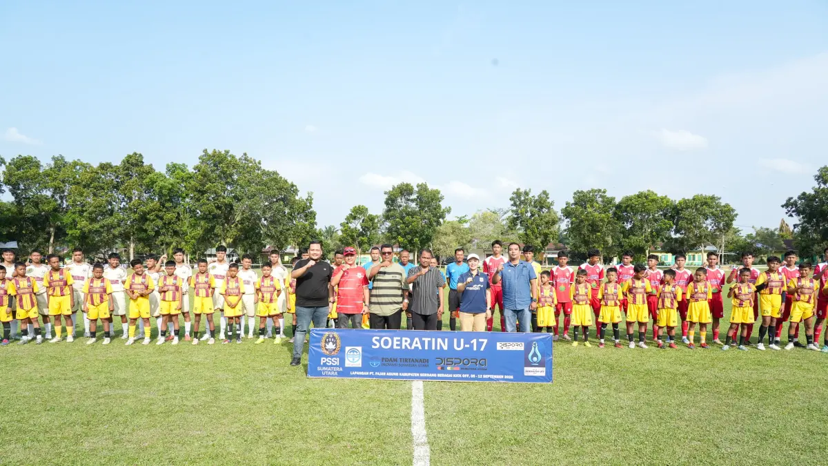 Bupati sergai Darma Wijaya bersama pengurus Asprov PSSI Sumut dan Peserta Piala Soeratin U-17 Sumut 2026 di Lapangan PT. Fajar Agung, Sergai. 14 tim dari 3 zona siap bertarung. (Fadly/Sumut Pos)