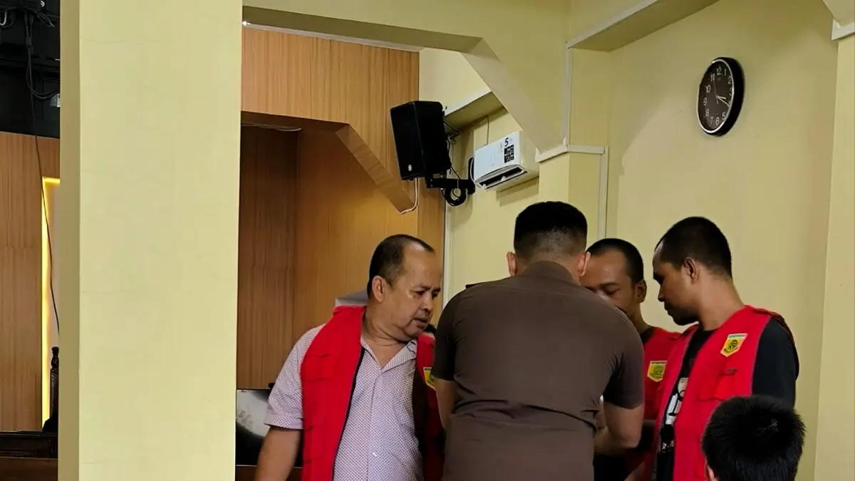 
Ketiga terdakwa saat membuka baju tahanan usai menjalani sidang, untuk kembali ke ruang tahanan di PN Binjai. (Teddy Akbari/Sumut Pos)