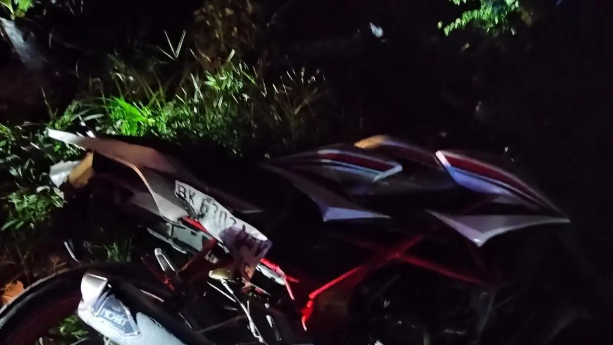 Kondisi sepeda motor Honda CBR BK 6302 MAV yang terlibat kecelakaan beruntun di Jalan Umum Lingkungan VI, Kelurahan Tualang, Kecamatan Perbaungan, Kabupaten Sergai, Sabtu ( 05/09). ( Fadly/Sumut Pos)