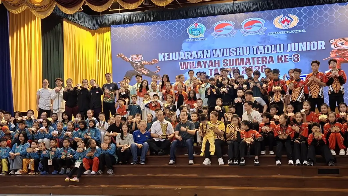 BERSAMA: Para pemenang Kejuaraan Wushu Taolu Junior Wilayah Sumatera ke-3 Tahun 2026 diabadikan bersama. (Dok pribadi)