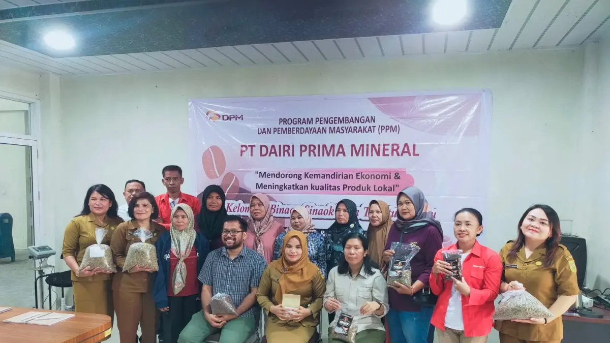 DIABADIKAN: Peserta pelatihan yakni kelompok Sinaok Desa Tuntung Batu, Kecamatan Silima Pungga-Pungga, diabadikan saat mengikuti pelatihan pengolahan bubuk kopi diselenggarakan PT DPM, Senin (7/9/2026). (RUDY SITANGGANG/SUMUT POS)