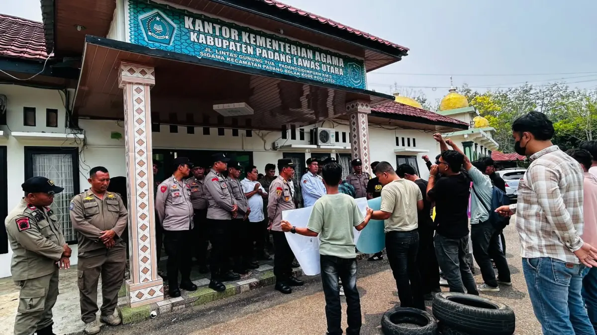 Diduga jadi sarang pungli dana PIP dan buku nikah , Kantor Kemenag Paluta digeruduk puluhan pemuda, Senin 7 September 2026. (Mitra Harahap/Sumut Pos)