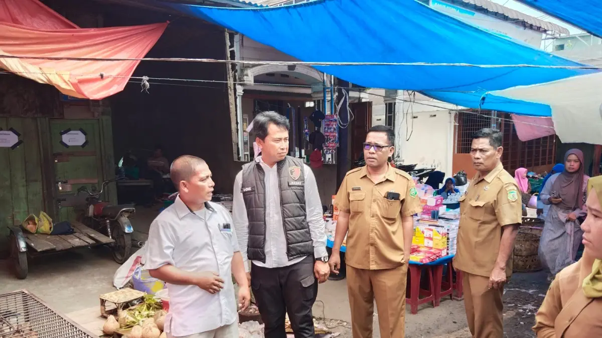 Kasat Reskrim Padang Lawas AKL Irwansyah Sitorus ( jacket hitam) beserta unsur dari Pemkab Palas  dalam Monitoring ketat Pasar Sibuhuan, Senin 7 September 2026. (Mitra Harahap/Sumut Pos)