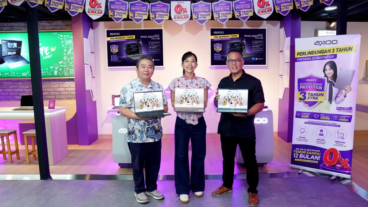 Kika: President Director Axioo Indonesia Michael Sugiarto bersama Retail Lead, Intel Indonesia dan Pratiwi Winata Country Manager Intel Indonesia Harry K. Nugraha.