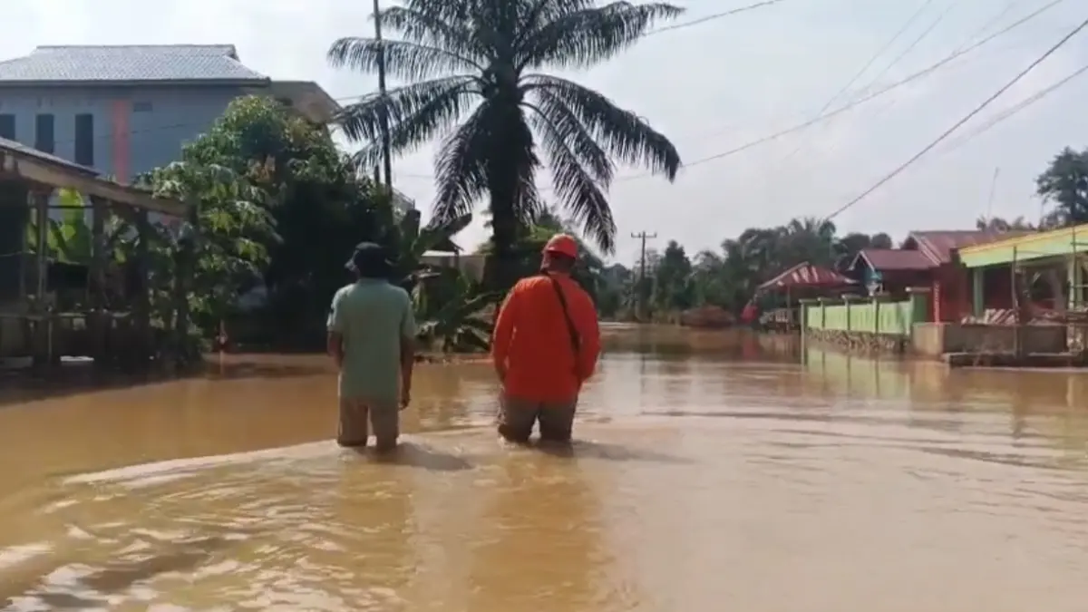 
Kondisi banjir yang berangsur surut di Desa Sekoci, Kecamatan Besitang, Langkat. (Istimewa/Sumut Pos)
