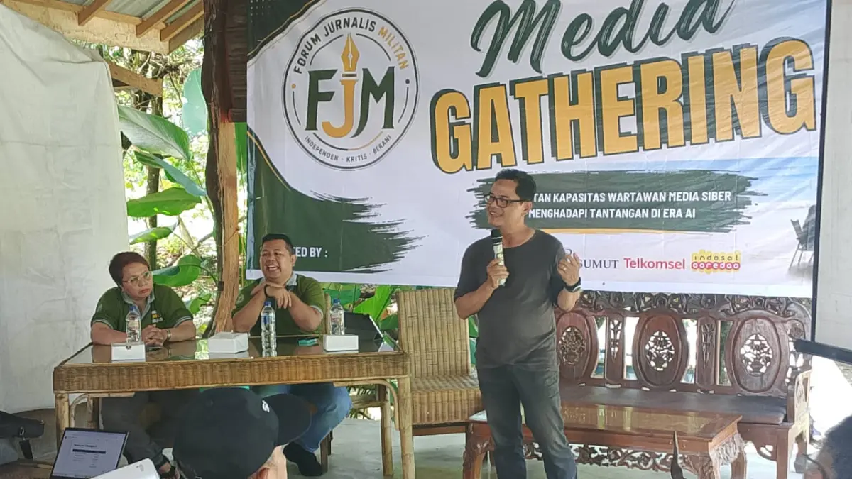 MATERI: Nurhalim Tanjung saat memberikan materi dalam kegiatan Media Gathering Forum Jurnalis Militan (FJM) di Pantai Citra, Desa Namo Sialang, Kabupaten Langkat, Minggu (6/9/2026).(Dok : Ihsan Syahreza/Sumut Pos)
