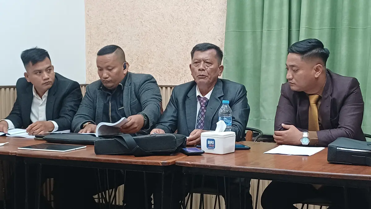 PERS: Kuasa hukum tim ahli waris DR TD Pardede, Robert Sihotang SH MH dan rekan saat melakukan temu pers dengan sejumlah wartawan beberapa waktu yang lalu. (Dok: Tim)





