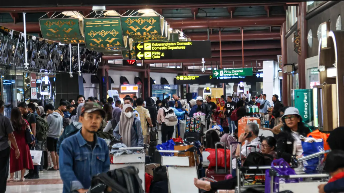 REFUND TIKET: Penumpang Pesawat Melakukan Refund Akibat Ditutupnya Bandara Soekarno-Hatta. (Jawa Pos)