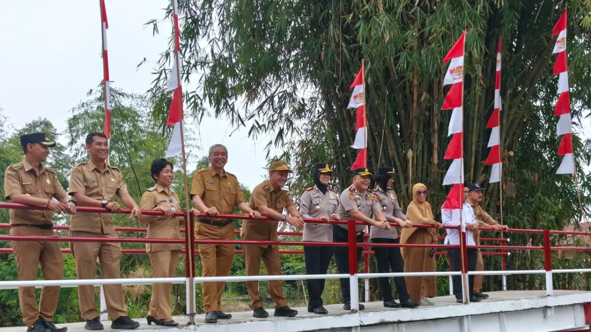 Wali Kota Tebingtinggi H. Iman Irdian Saragih bersama Kapolres Tebingtinggi AKBP Rina Frillya dan jajaran Pemko serta Polres Tebingtinggi saat berada di Jembatan Merah Putih usai peresmian di Lingkungan VI, Kelurahan Mandailing, Kecamatan Tebingtinggi Kota, Senin (7/9/2026). (Azan Purba/Sumut Pos)