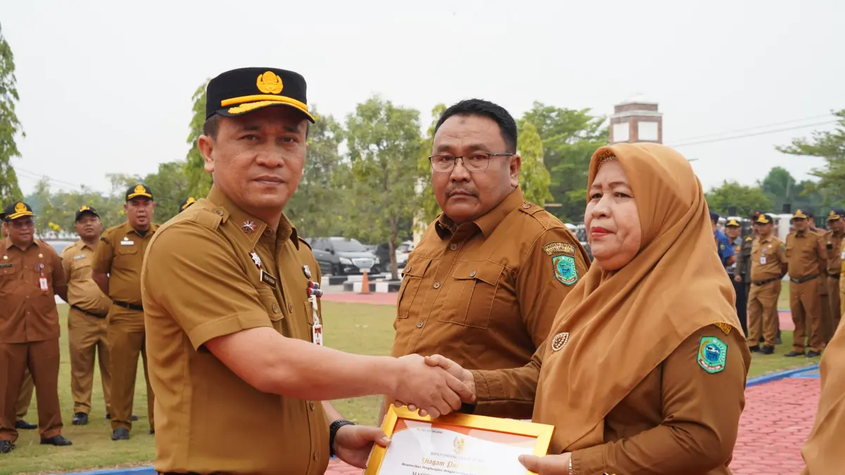 Sekretaris Daerah Kabupaten Paluta , Dr. Patuan Rahmad Syukur P Hasibuan serahkan penghargaan untuk 10 ASN Purna Tugas, Senin 7 September 2026. (Mitra Harahap/Sumut Pos)