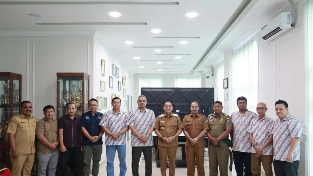 Wali Kota Tebingtinggi H. Iman Irdian Saragih bersama Ketua KONI Tebingtinggi Aulia Fitra dan jajaran pengurus KONI usai audiensi di Balai Kota Tebingtinggi,  (7/9/2026). (Azan Purba/ Sumut Pos)
