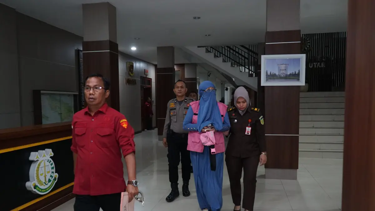 AMANKAN: Farah Hasmina Harahap tersangka korupsi kredit bank, saat diamankan kejaksaan. (Dok: Kejati Sumut)

