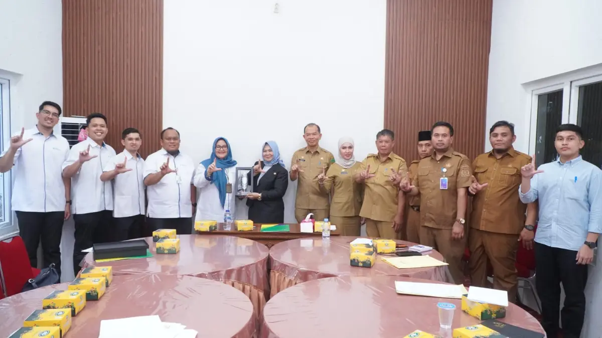 
Foto bersama Plt Bupati Langkat, Tiorita br Surbakti bersama jajaran BPJS Ketenagakerjaan. (Diskominfo Langkat/Sumut Pos)