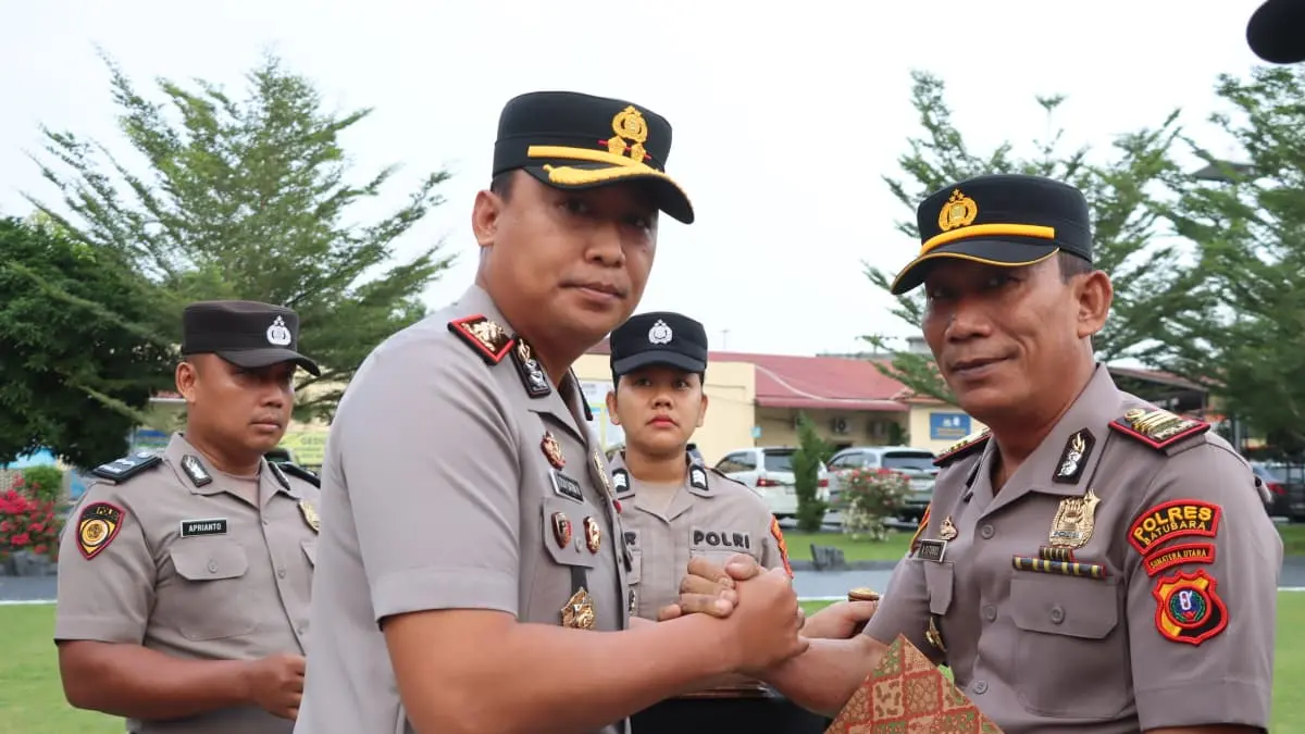 Kapolres Batu Bara AKBP Dony Satria Wicaksono, S.I.K., M.H., CPHR., CBA saat beri penghargaan pada Kapolsek Labuhan Ruku AKP J Sitorus SH dan  oersonil lainnya  dalam upacara di Lapangan Apel Polres Batu Bara, Senin (7/9). (Humas Polres Batubara)