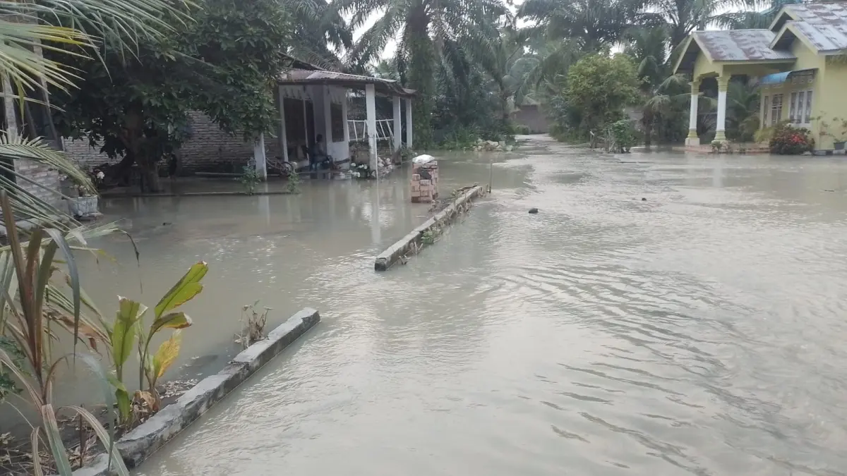 Kondisi banjir menggenangi permukiman warga di Dusun VI, VII dan VIII Desa Gambus Laut, Kecamatan Limapuluh Pesisir, Batu Bara, Selasa (8/9/2026). (Liberti H. Haloho/Sumut Pos)