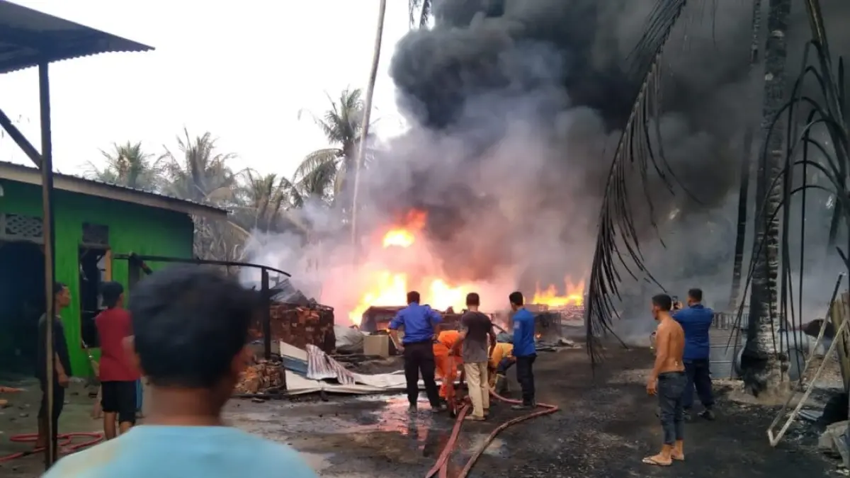
Kondisi dapur penyulingan minyak ilegal nilik Sri Rita Wati saat terbakar. (Istimewa/Sumut Pos)