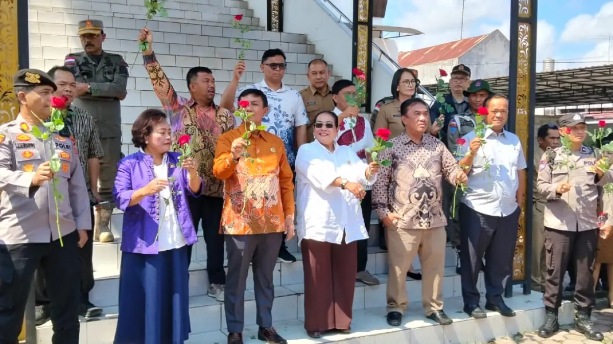 MAWAR: AMKAK memberikan bunga mawar pada Ketua DPRD Karo dan anggota DPRD Karo lainnya. (Solideo/Sumut Pos)
