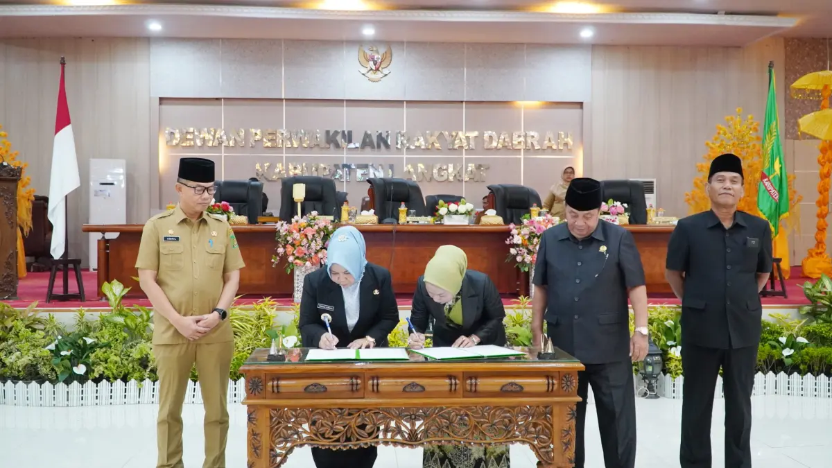 
Plt Bupati Langkat, Tiorita br Surbakti (dua dari kiri) dan Ketua DPRD, Sribana br Perangin-angin saat melakukan penandatanganan dokumen. (Diskominfo Langkat/Sumut Pos)