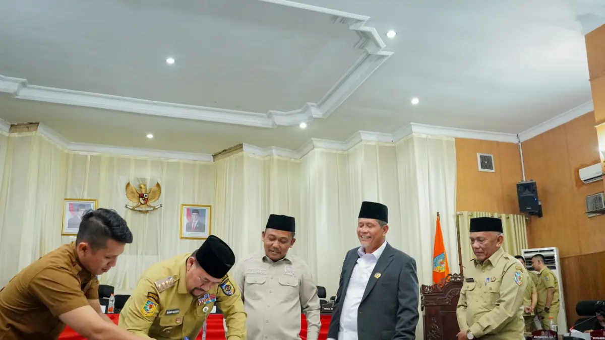 Bupati Batu Bara Dr. H. Baharuddin Siagian, S.H., M.Si., C.L.A dan Wakil Ketua DPRD Batubara Nuraji dan Wakil Tengku Rodial saat  Pengambilan Keputusan serta Penandatanganan Persetujuan Bersama, sekaligus Rapat Paripurna Penyampaian Nota KUA-PPAS P.APBD Tahun Anggaran 2026, Senin(7/9/2026). (Humas DPRD Batubara)