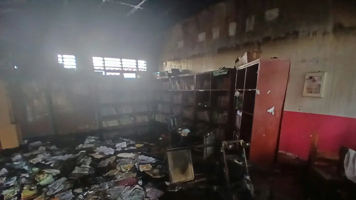 TERBAKAR: Satu unit gedung Perpustakaan SD Negeri 033912 Kuta Gambir, Kelurahan Kuta Gambir, Kecamatan Sidikalang, ludes terbakar, Selasa (8/9/2026).(RUDY SITANGGANG/SUMUT POS)