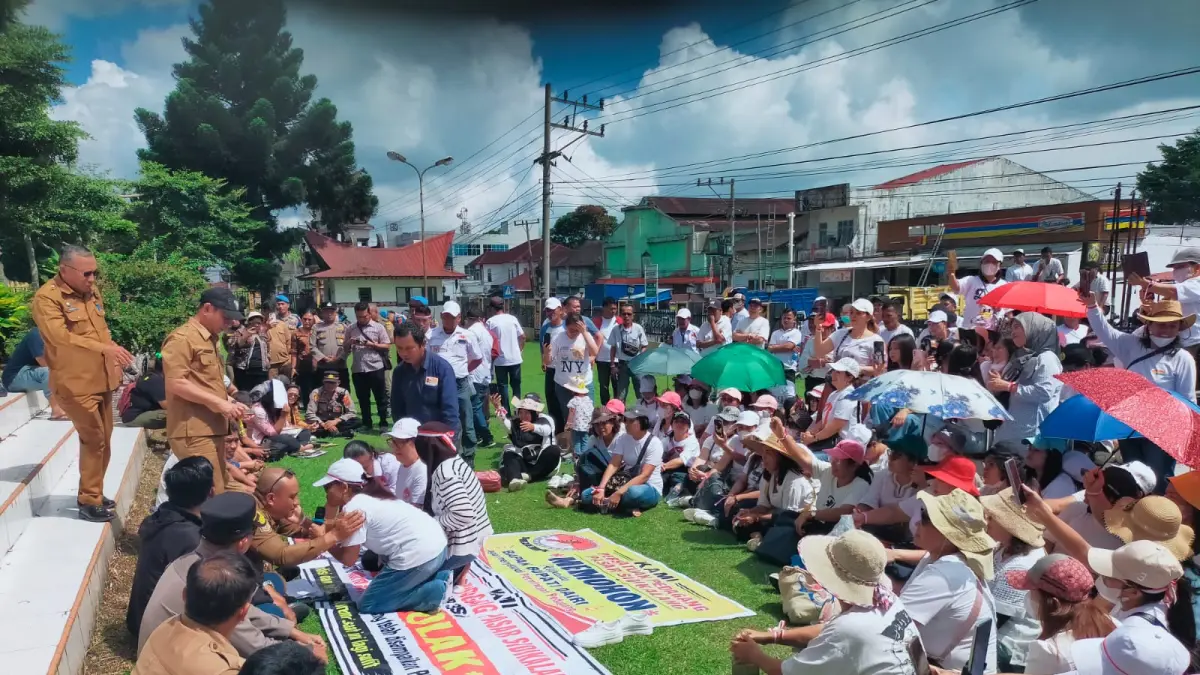 UNJUKRASA: Ratusan massa pedagang pusat pasar Sidikalang, menggelar aksi unjukrasa ke Kantor DPRD dan Bupati Dairi, Selasa (8/9/2026). (RUDY SITANGGANG/SUMUT POS)