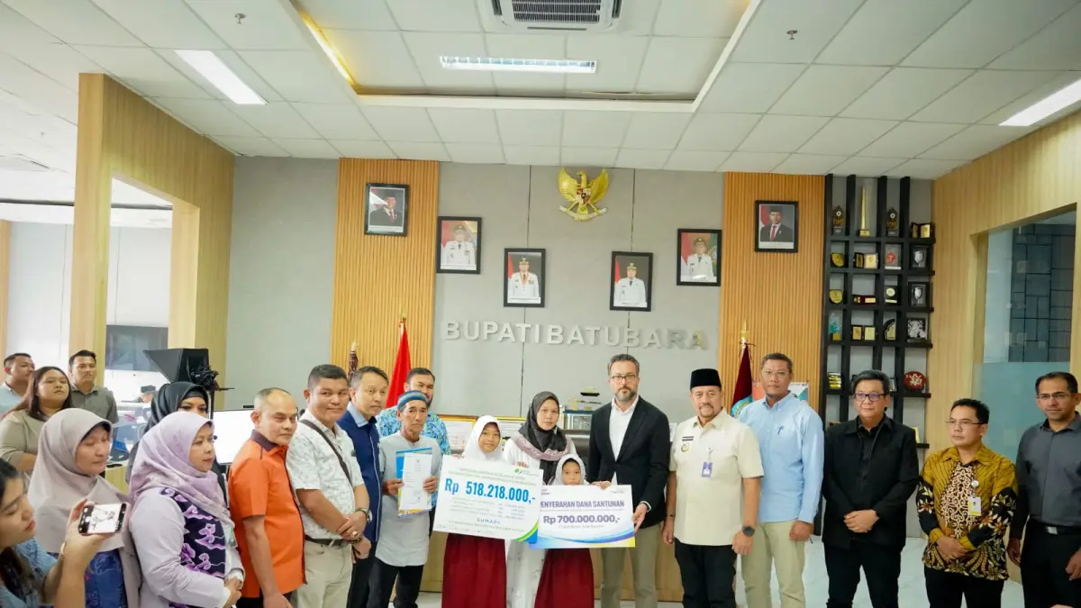 Bupati Batu Bara Dr. H. Baharuddin Siagian, S.H., M.Si., C.L.A bersama Head of HR Evyap Group Omer Faruk,  Direktur PT Kinra Alwi , Kepala Kantor Wilayah BPJS Ketenagakerjaan Sumbagut Kunto Wibowo saat menyerahkan bantuan kepada keluarga tiga almarhum warga Kabupaten Batu Bara yang menjadi korban musibah kebakaran di PT Evyap Sabun Indonesia, KEK Sei Mangkei, Kabupaten Simalungun,m di Ruang Kerja Bupati Batu Bara, Kecamatan Lima Puluh, Selasa (8/9/2026).  (Komimfo Batubara/Sumut Pos)