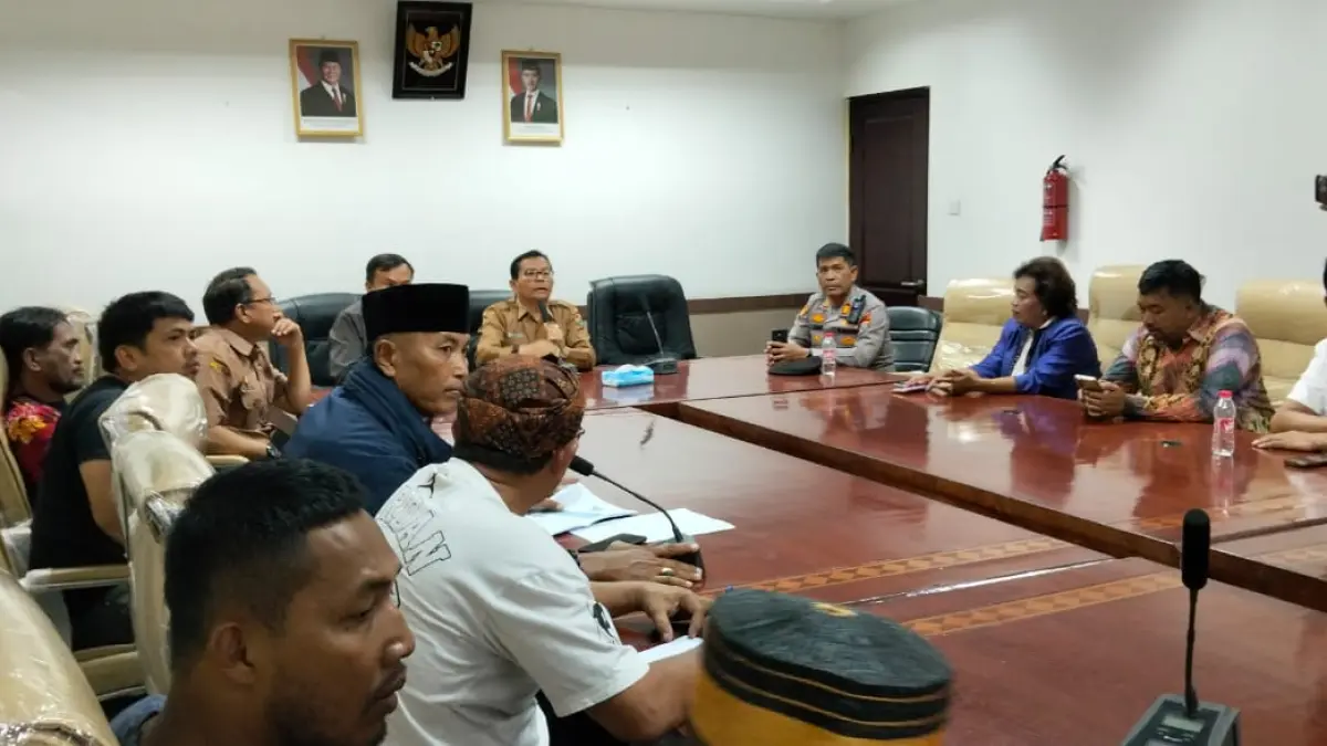 BAHAS: Perwakilan AMKAK, Pemkab Karo dan DPRD Karo menggelar pertemuan membahas hak pengungsi yang belum tuntas. (Solideo/Sumut Pos)
