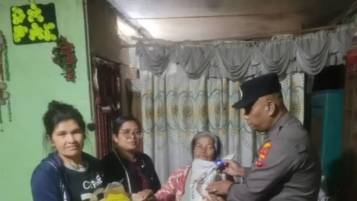 BANTUAN: Personel Polsek Simpang Empat menyerahkan bantuan ke lansia warga Sesa Sukatepu. (Solideo/Sumut Pos)