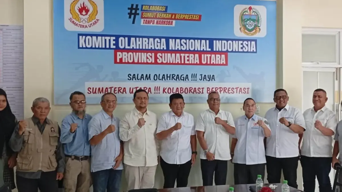 BERSAMA: Ketua Umum KONI Sumut Hatunggal Siregar dan pengurus bersama Ketua Pengprov GABSI Sumut Novan Efendy Siregar dan pengurus usai audensi di Kantor KONI Sumut, Rabu (9/9). (Dok Pribadi)