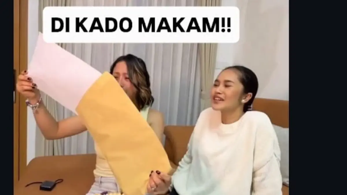 Farida Nurhan terima hadiah makam mewah dari putrinya. (Instagram @rumpi_gosip)