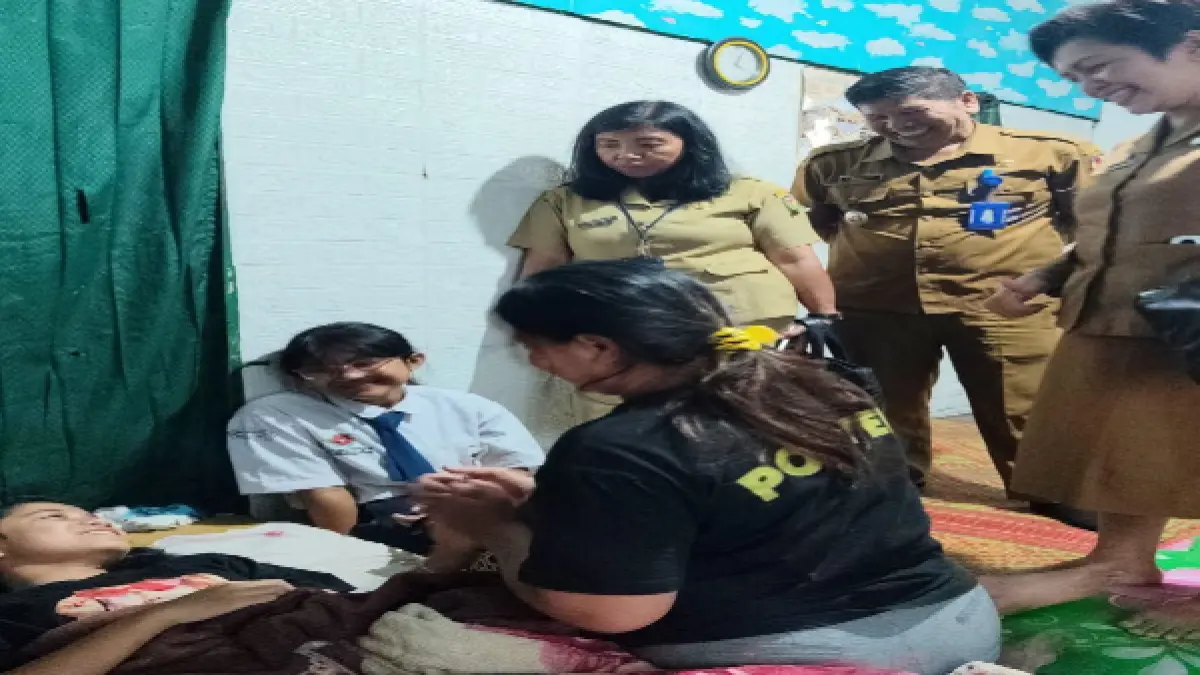 JENGUK: Kepala DP3AP2KB Kabupaten Karo dan Camat Berastagi menjenguk Febiola Purba di rumahnya. (Solideo/Sumut Pos)