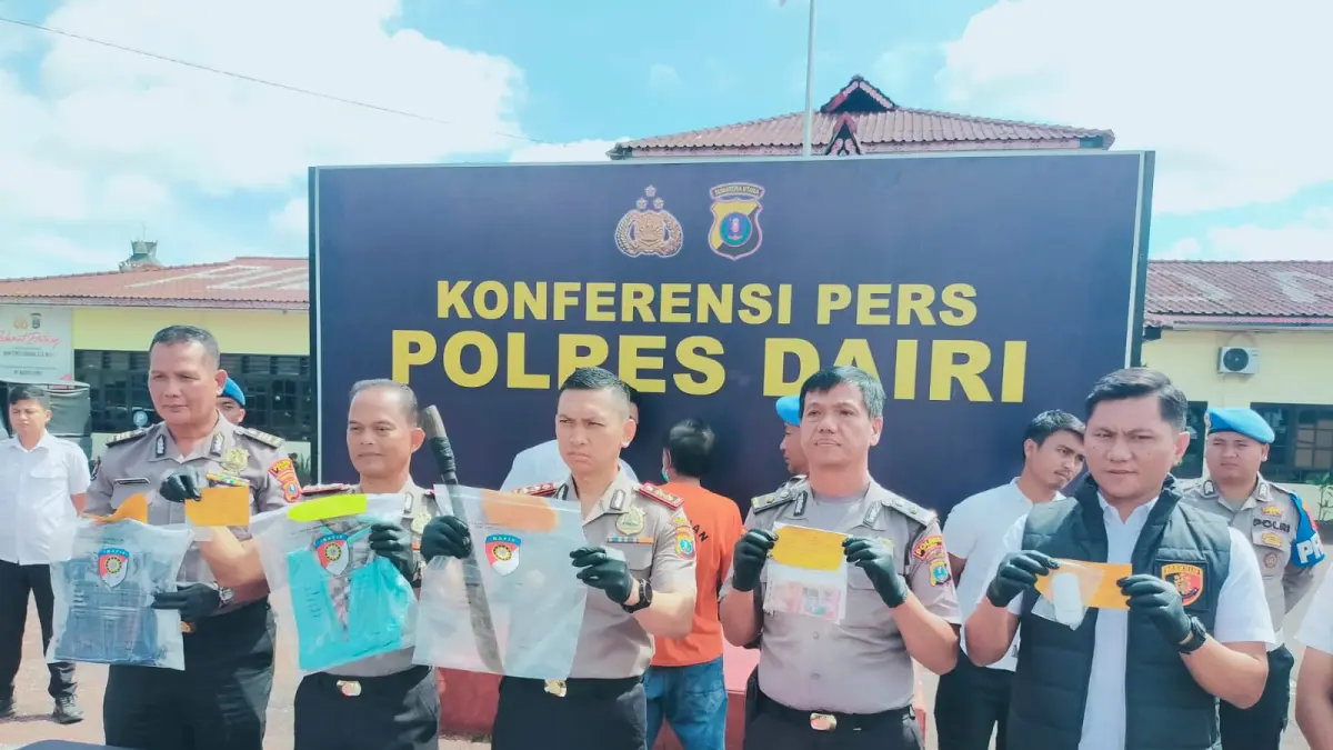 Kapolres Dairi AKBP Otniel Siahaan menunjukkan barang bukti kasus pencurian dan kekerasan terhadap seorang dokter di Sidikalang. (Rudy Sitanggang/Sumut Pos)
