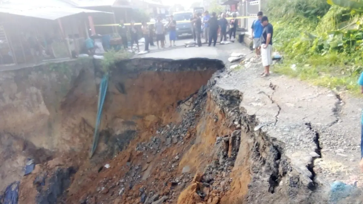Kondisi badan Jalan STM, Kecamatan Delitua, Kabupaten Deliserdang yang ambruk.(Dok : BPBD Sumut)

