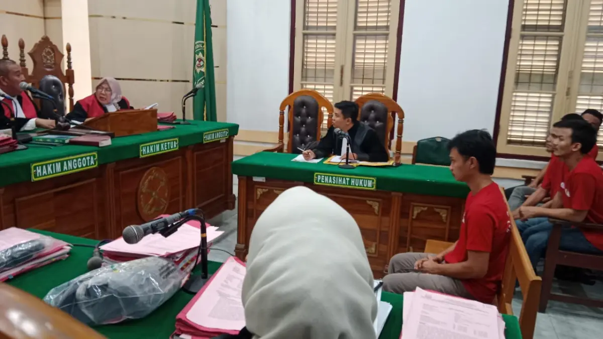 KURIR: Roby Ferdinanta terdakwa kurir narkotika, menjalani sidang dakwaan di PN Medan, Rabu (9/9/2026). (Dok: Gusman/Sumut Pos)

