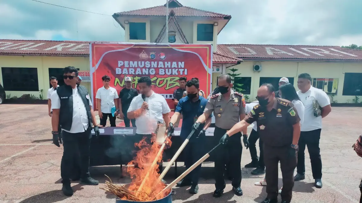 MUSNAHKAN: Wakapolres Dairi Kompol Adi Sucipto pimpin pemusnahan barangbukti narkotika jenis ganja di Mapolres Dairi, Rabu (9/9//2026). (RUDY SITANGGANG/SUMUT POS)