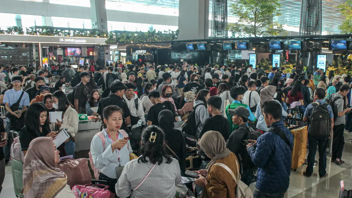 Sejumlah calon penumpang pesawat memadati Terminal 3, Bandara Soekarno-Hatta, Selasa (08/09/2026). Kepadatan terjadi setelah otoritas Bandara Soetta membuka kembali penerbangan setelah dua hari bandara tersebut ditutup akibat papara abu vulkanik Gunung Anak Krakatau. (HANUNG HAMBARA/JAWA POS)
