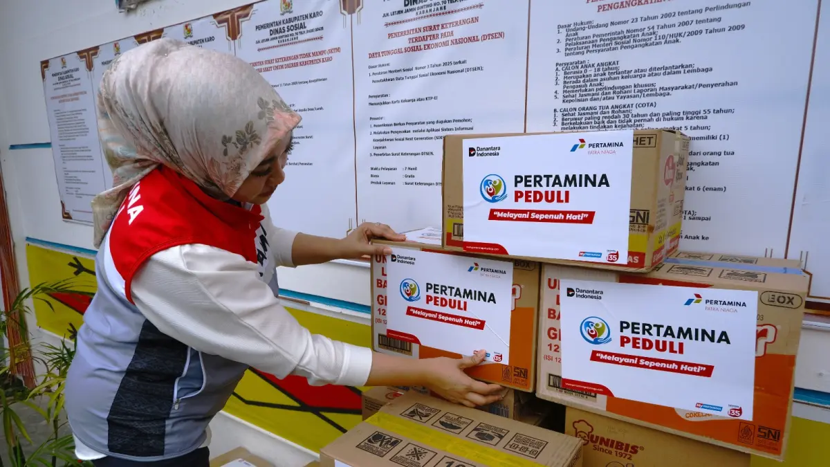 Pertamina Patara Niaga Regional Sumbagut saat menyalurkan bantuan kepada warga terdampak erupsi gunung sinabung, Minggu (7/9/2026).