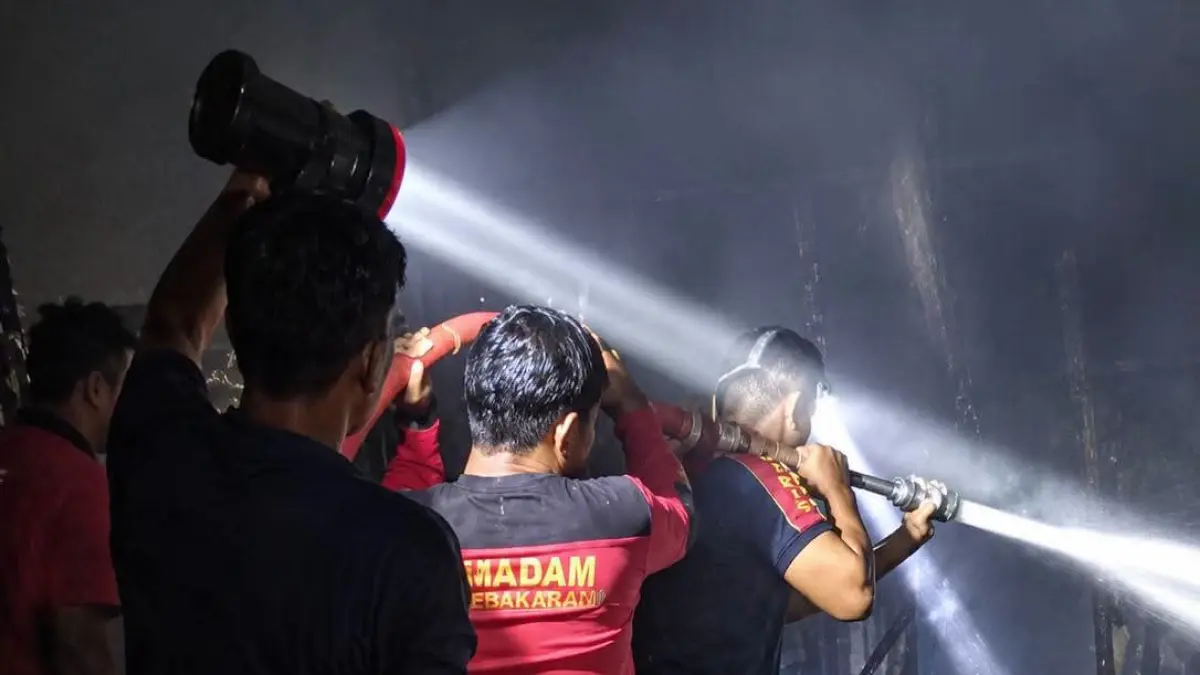 Petugas Damkar saat memadamkan api di lokasi kejadian. (Khairuddin/Sumut Pos)