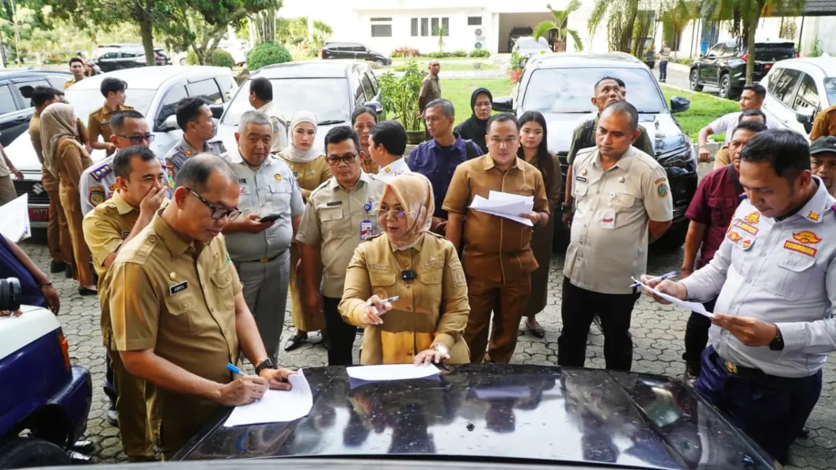 
Plt Bupati Langkat, Tiorita br Surbakti saat melakukan pemeriksaan kendaraan dinas yang tercatat sebagai aset. (Diskominfo Langkat/Sumut Pos)