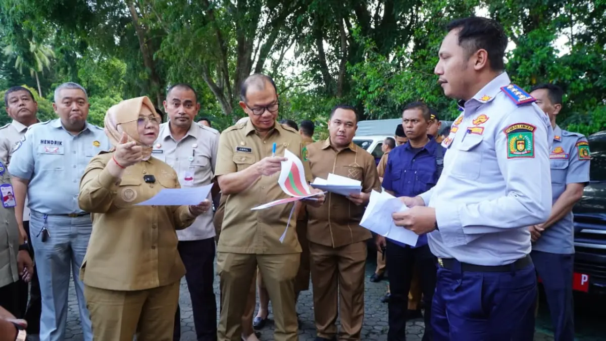  Plt Bupati Langkat, Tiorita br Surbakti saat melakukan pemeriksaan kendaraan dinas yang tercatat sebagai aset. (Diskominfo Langkat/Sumut Pos)
