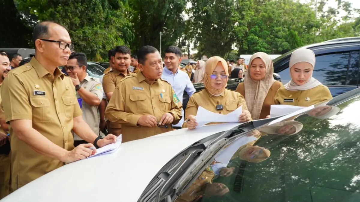 
Plt Bupati Langkat, Tiorita br Surbakti saat melakukan pemeriksaan kendaraan dinas yang tercatat sebagai aset. (Diskominfo Langkat/Sumut Pos)