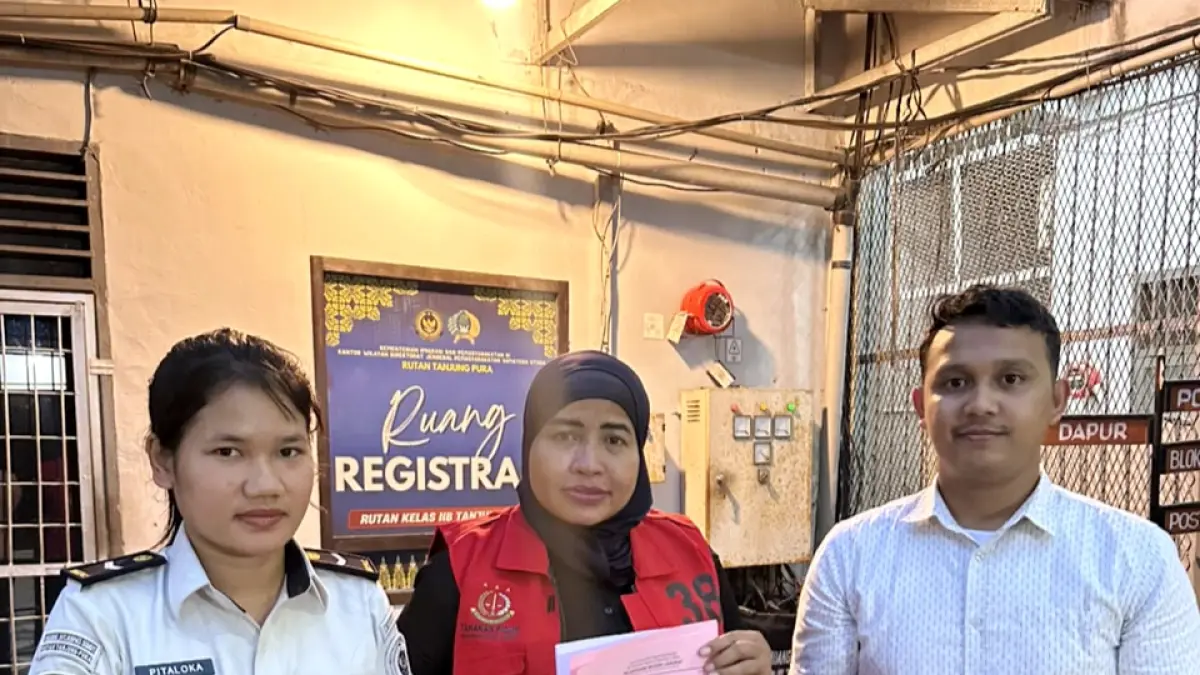 
Terpidana Sri Rita Wati (tengah) saat dieksekusi ke Rutan Tanjungpura. (Intelijen Kejari Langkat/Sumut Pos )