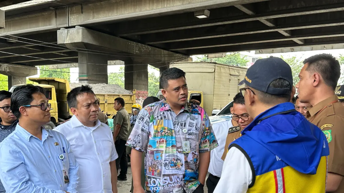 TINJAU: Wakil Ketua DPRD Kota Medan, H. Zulkarnaen mendampingi Gubsu Bobby Nasution meninjau lokasi rawan banjir di Jalan Letda Sudjono, Kota Medan, Selasa (8/9/2026). (Dok: Tim Zulkarnaen) 
