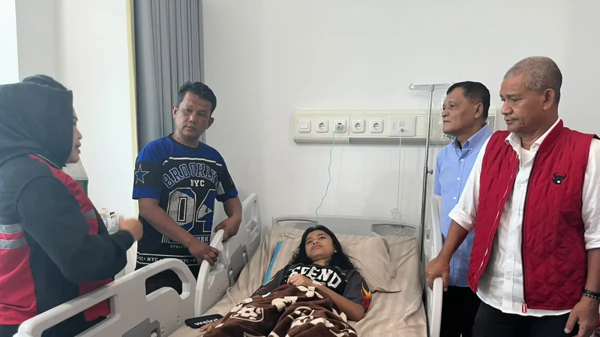 Wakil Ketua DPRD Sumut, Sutarto saat menjeguk Febiola Purba. (Dok: Tim Sutarto)