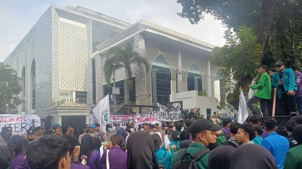 AKSI: Mahasiswa menggelar aksi di depan Gedung DPRD Sumut, Kamis (10/9/2026) sore. (Dok: Markus Pasaribu/Sumut Pos)

