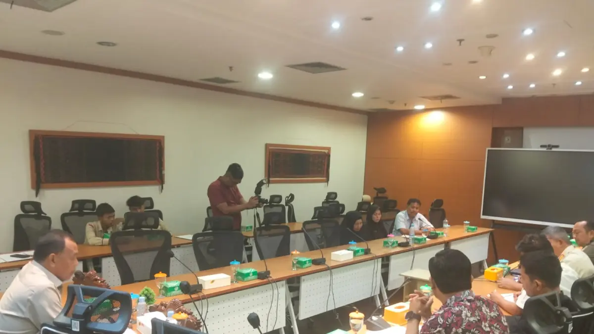 
Anggota Komisi A DPRD Sumut, HM Yusuf saat menggelar RDP dengan korban penggusuran Bioskop Ria Binjai. (Istimewa/Sumut Pos)