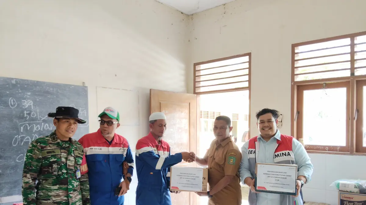 BANTUAN: Perwakilan Manajemen Pertamina EP Pangkalan Susu Field menyalurkan bantuan sembako untuk warga korban banjir di Desa Sekoci, Kecamatan Besitang dan Desa Lama Baru, Kecamatan Sei Lepan. (Dok: PHR Zona 1)