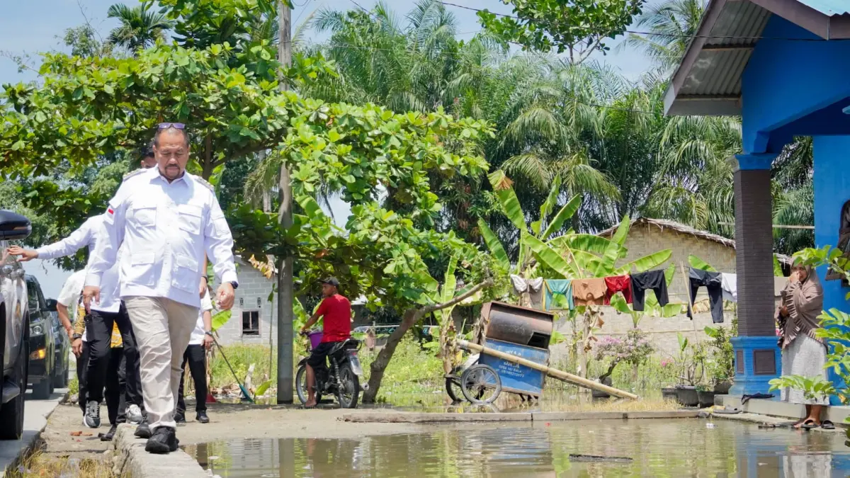 Bupati Batu Bara Dr. H. Baharuddin Siagian, S.H., M.Si., C.L.A., melakukan peninjauan langsung kondisi banjir yang melanda Desa  Gambus Laut, Kecamatan Lima Puluh Pesisir, Rabu (9/9/2026). (Komimfo
Batubara/Sumut Pos)